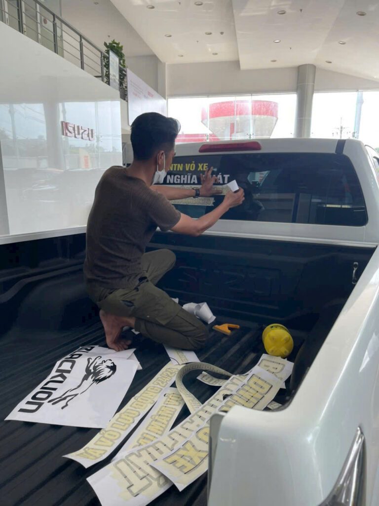 thi cong dan decal xe 5