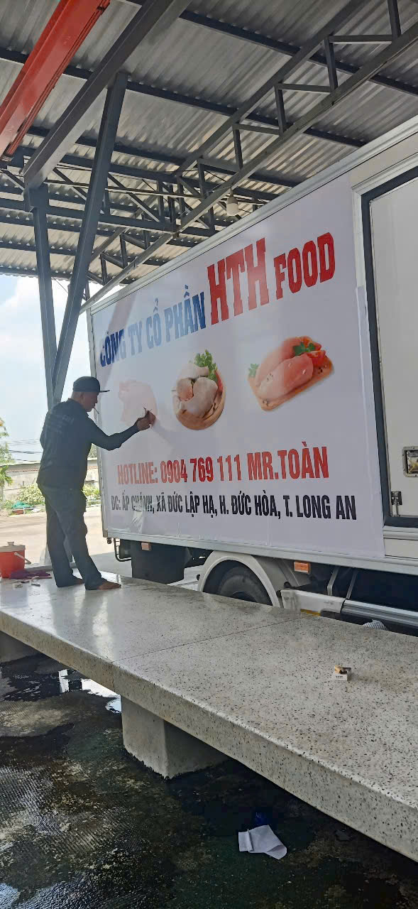 thi công dán decal xe tải