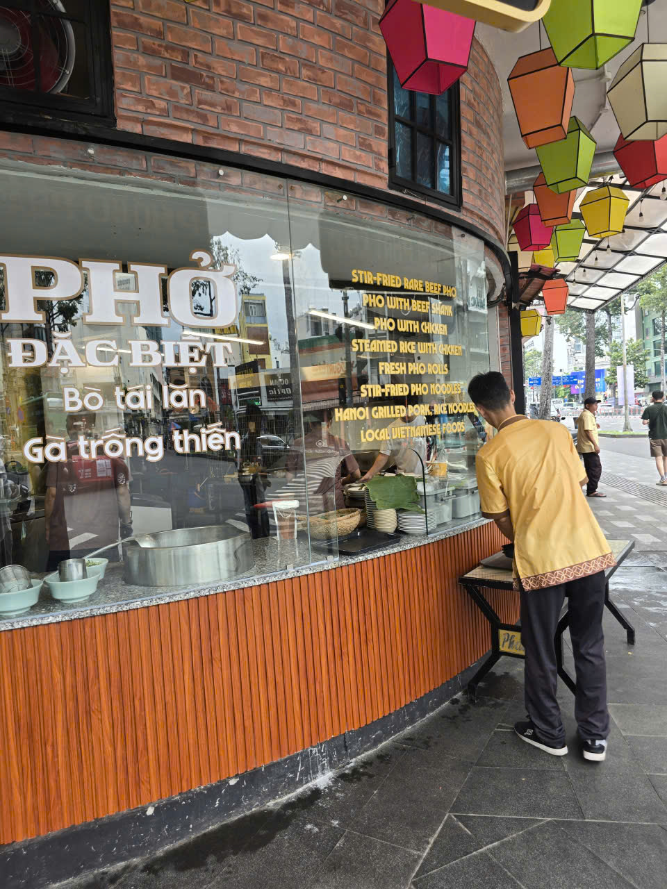 cắt chữ decal dán kính 2