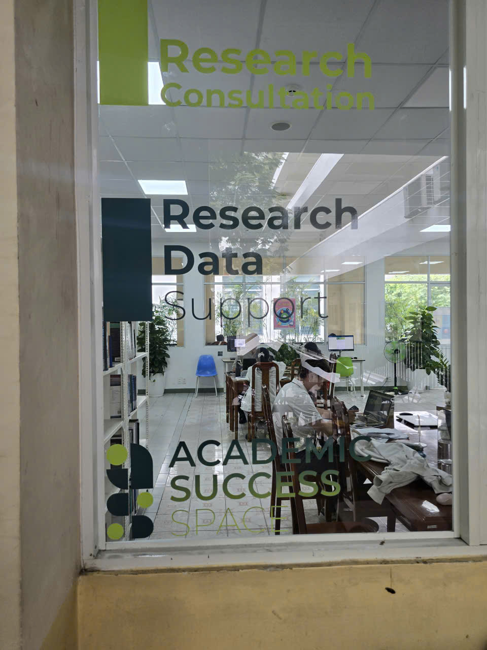 cắt chữ decal dán kính 3