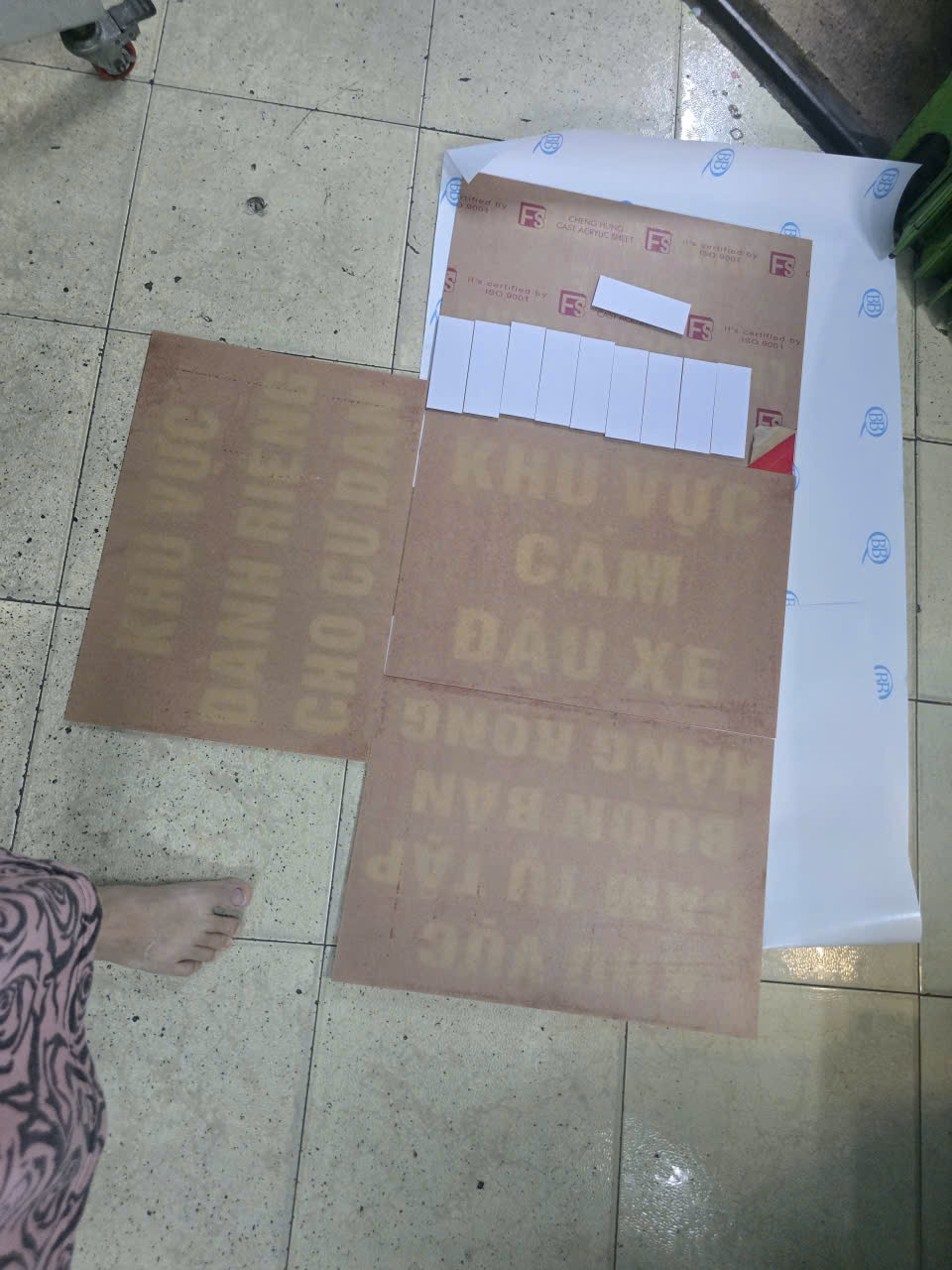 In mica theo yêu cầu lấy liền giá rẻ TPHCM in mica bang hieu